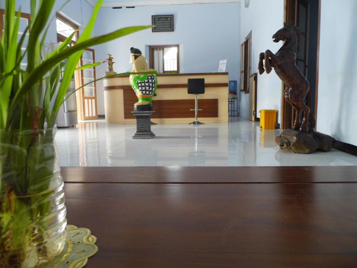 Hotel Ilhami Blitar Exterior photo